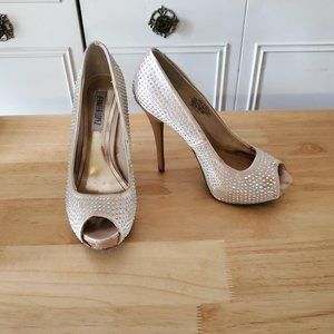 Jennifer Lopez tan heel